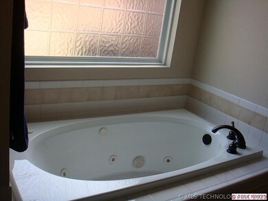 jacuzzi tub in master bath