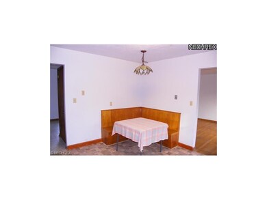 Eat-in kitchen w/ 2 built-in benches