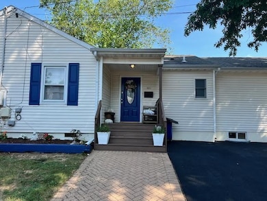 301 Laurel Rd, Northport, NY 11768 - photo 3