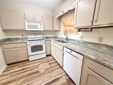 102 Williamsburg Ave, Warner Robins, GA 31088 - photo 7