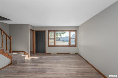 2128 E 38th St, Davenport, IA 52807 - photo 4