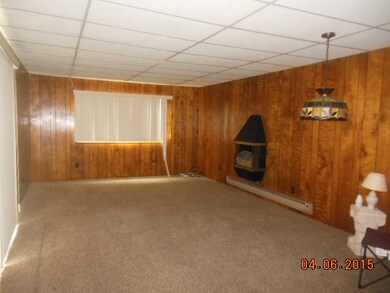 familyroom looking west to back yard (13.4' x 21.1