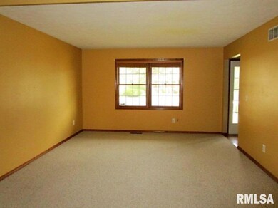 5321 N Castleberry Dr, Peoria, IL 61615 - photo 6