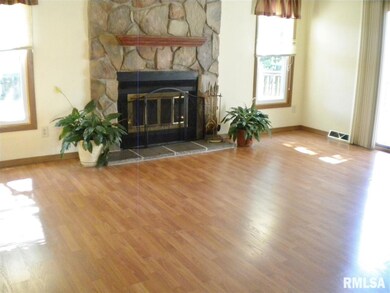 6411 N Howell St, Davenport, IA 52806 - photo 2