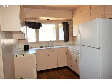 910 E 13th St, the Dalles, OR 97058 - photo 6