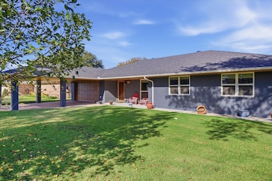 502 Tahiti Dr, Granbury, TX 76048 - photo 4