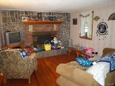 533 Oakwood St, Easton, PA 18045 - photo 2