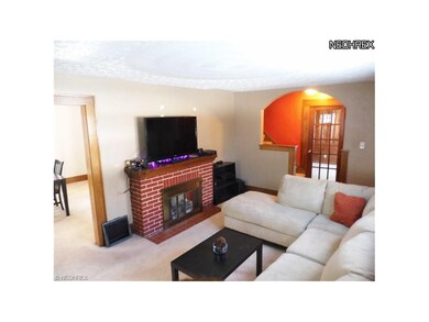638 Doris Ave Akron, Ohio 44303  Living room