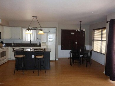 Kitchen & Breakfast Area