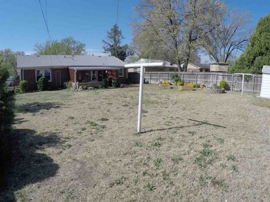 view of back yard with clothesline