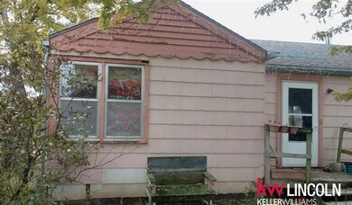 Front of 555 Hackbery St. faces North.