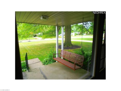 Covered Front porch -- including swing!!