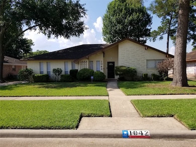 1042 Creekmont Dr, Houston, TX 77091 - photo 2