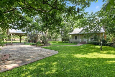 605 W Austin St, Fredericksburg, TX 78624 - photo 4