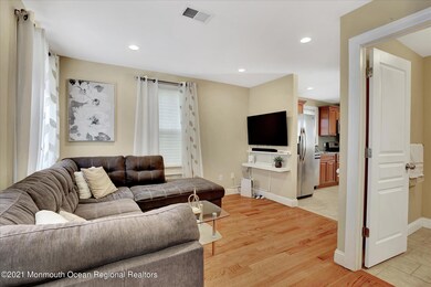 Family Room (4)