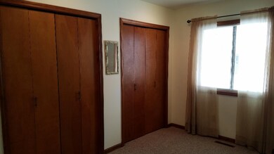 Bedroom w dual closets