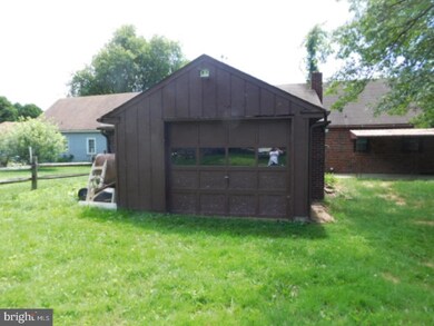 903 Spruce St, Honey Brook, PA 19344 - photo 3