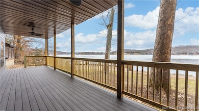 Panoramic views of the lake