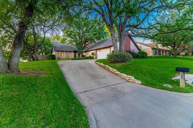 520 Cumberland Dr, Hurst, TX 76054 - photo 2