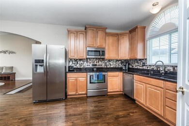 Granite counters, backsplash and 42 inch staggered
