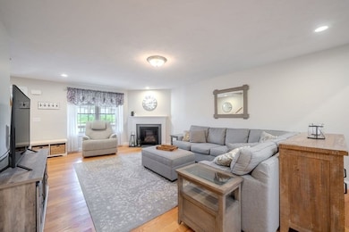 81 Ariel Cir, Sutton, MA 01590 - photo 5