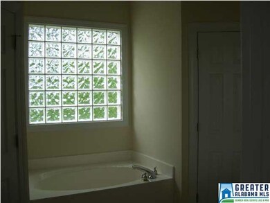 Master bath w/garden tub