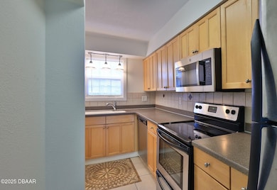 437 N Oleander-7