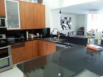 546 NE 199th Ln unit 4w, Miami, FL 33179 - photo 4