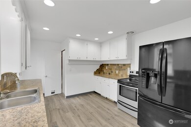 3302 Grandview Dr W, University Place, WA 98466 - photo 4