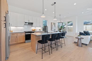 Kitchen with open floor plan, decorative backspla