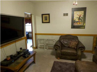 Living room with ceiling