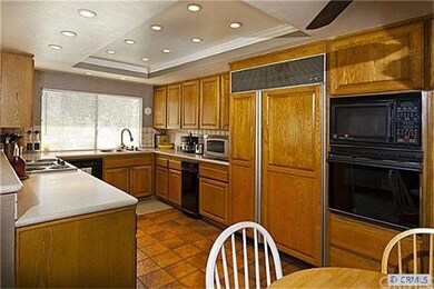 Spacious gourmet kitchen