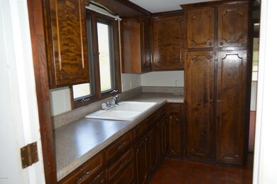 709 E Wilmington St, Burgaw, NC 28425 - photo 4