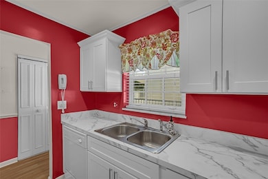 Stylish Kitchen Cabinetry w/crown molding