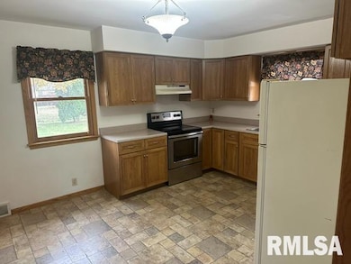 1121 N 4th St, Clinton, IA 52732 - photo 5