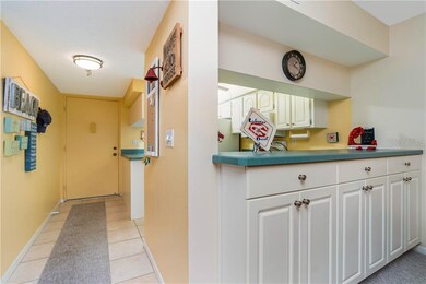 THE PASS THROUGH AREA BETWEEN THE KITCHEN AND DINI