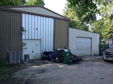 Workshop  Doors can be closed totallt