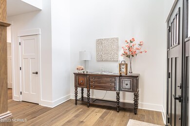 Large 2-story  foyer