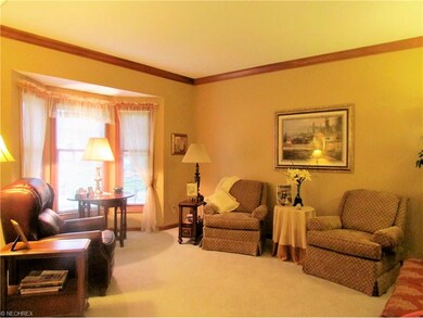 Formal Living Room w/Crown Molding