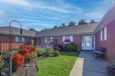 7005 S Stratton Ct, Columbus, IN 47203 - photo 3