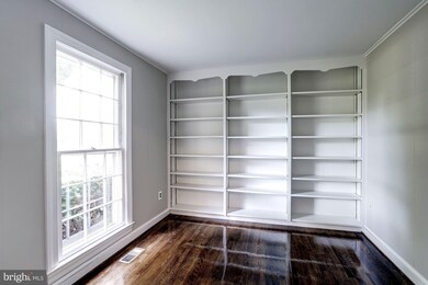 10518 Hunting Crest Ln, Vienna, VA 22182 - photo 3