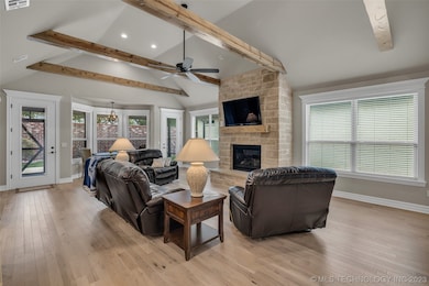 LIVINGROOMS WITH 9FT BEAMED CEILING, GAS LOG AUTO-