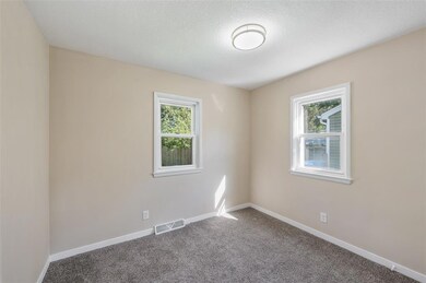 901 E 27th St, Des Moines, IA 50317 - photo 6