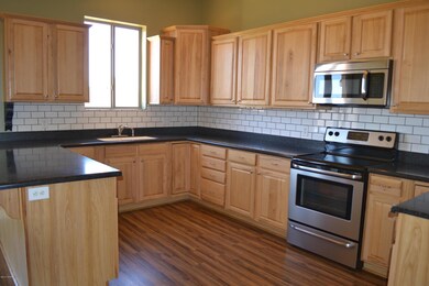 1131 E Adams 028