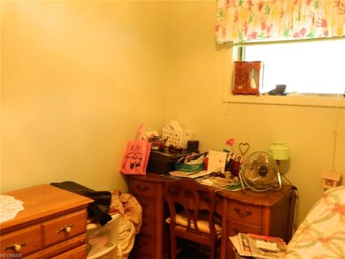 Bedroom w/hardwood floor