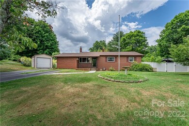 Great front yard with flag pole