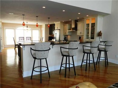Kitchen. View of the breakfast bar in the great ro