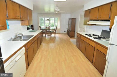 2405 Lisbon Ln, Alexandria, VA 22306 - photo 4