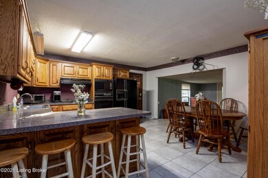 8915 Admiral Dr, Louisville, KY 40229 - photo 5