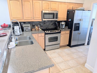 Kitchen with a sink, stainless steel appliances, l